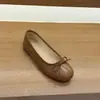 Zapatos de mujer rojos pequeños estilo francés con lazo de fondo plano 2026 primavera y otoño versátiles de ballet suaves para la noche