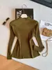 Camada base de malha de manga comprida e gola semi-alta, novo estilo outono/inverno feminino coreano, combina com casacos e jaquetas, suéter essencial de cor escura para usar por baixo