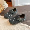 Sandálias Birkenstock para meninas, nova coleção outono 2026, sapatos casuais versáteis de bolinhas para crianças, sapatos de couro retrô de bico fino para meninas pequenas