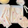 Loja de Roupas Infantis Fornece Pijamas Infantis para Meninas, Algodão Nuvem de Verão Novo Estilo 2026 Conjunto Doce de Três Peças com Manga Curta de Roupa de Casa Feminina
