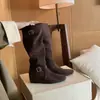 Outono/Inverno 2026 Novo Estilo Botas Empilhadas Franzidas com Aumento Interno de Altura para Mulheres Botas Western de Couro com Fivela Estilo Retrô Botas de Moda para Meia-Panturrilha