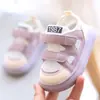 Sapatos Casuais para Meninas com Solas Macias, Sandálias de Verão para Bebês, Tênis Respiráveis de Malha Estilo Coreano para Crianças Pequenas, Design Vazado Antiderrapante