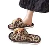 Pantuflas de lino para cuatro estaciones con estampado de leopardo y caricatura de Hello Kitty, sandalias planas antideslizantes para el hogar, suela gruesa, ultra suaves, de punta abierta