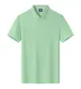 Camisa polo bicolor de algodão de fibra longa 220g com fendas laterais na barra, pode ser estampada com logo ou bordada, adequada para uniformes de trabalho