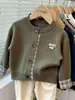 Suéter de moda coreana para niños de otoño e invierno con etiqueta en el pecho, cárdigan elegante y versátil