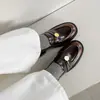 Sapatos Pequenos de Couro Slip-On Versáteis Aumentadores de Altura com Solado Grosso Estilo Britânico Retrô para Mulheres 2025 Novos Loafers com Salto Plataforma Preto