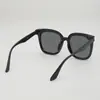 Gafas de sol GM de gran venta para mujer, con un diseño sofisticado, protección UV, una montura cuadrada simple y un efecto adelgazante, perfectas para la protección solar.
