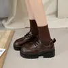 Sapatos femininos estilo mocassim de salto grosso versáteis, estilo faculdade britânica, 2026, com solas grossas que aumentam a altura e cadarços