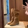 Nova Versão em Couro com Aumento de 6cm de Altura~ Botas Femininas estilo Coreano com Bico Redondo, Tira com Fivela, Dobras Suaves, Afinando, de Cano Médio e Salto Alto