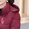 Nuevo abrigo de algodón con relleno de plumón de invierno para madres, con forro de polar añadido y grosor extra, un estilo holgado adecuado para mujeres de mediana edad y mayores, y un nuevo diseño de estilo chino
