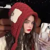 Nuevo Gorro de Punto con Borlas 2025 para Mujer en Otoño e Invierno, Parche de Moda, que Muestra la Cara, Protección Pequeña para las Orejas, Versátil Gorro Cálido de Lana
