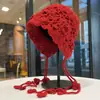 Gorro de Punto Rojo con Borla Floral para Viajes en el Oeste de Sichuan para Mujer, Gorro de Lana de Estilo Étnico Hueco para Otoño e Invierno con Protección para los Oídos, Gorro de Tejer