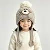 Gorro tejido cálido para niños, con un lindo pompón de cachorro, estilo invierno, adecuado para niños y niñas, engrosado para abrigar y proteger del viento, un acogedor gorro de punto