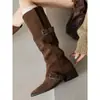 ¡Súper versátil! Botas altas de cuero mate retro para mujer, nuevo estilo 2025 con hebilla de cinturón, tacón medio de 4.5 cm, botas vaqueras