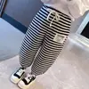 Calça de Moletom Listrada Versátil Estilo Primavera/Outono para Meninas Bebês Calças Casuais Largas para Meninos Calças Esportivas Calças Infantis Venda por Atacado Estilo Coreano