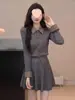 Conjunto Estilo Academia Xiaoxiang: Conjunto Elegante de Dos Piezas: Top de Punto con Cuello Polo a Cuadros Ajustado y Falda Corta Plisada, Primavera 2026