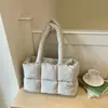 Chegada Nova Verão 2026 Design de Nicho Alta Aparência Personalidade Bolsa Tote Bolsa Almofada Estilosa Cor Sólida Bolsa de Ombro Único Sob o Braço