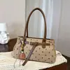 Bolsa tote de bolinhas estilo coreano com design único e grande capacidade, nova coleção outono 2026, uma bolsa de ombro estilosa e prática para o trabalho e o dia a dia.