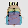 Entrega transfronteriza de mochila de diseño nuevo, simple y elegante, con bloques de color, mochila ligera portátil casual para exteriores y senderismo para mujeres