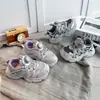 Tênis com fivela giratória para crianças, novos modelos de outono 2026, tênis estilo "dad shoes" para meninas, tênis de trilha para atividades ao ar livre para meninos, calçados casuais