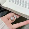 Aretes de Plata de Ley S925 con Perlas Redondas Swarovski y Diseño de Cinta en Forma de Diamante, Estilo Elegante y Chic