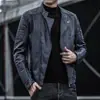 Jaqueta de Couro Masculina Outono e Inverno Motocicleta Estilo Coreano Veludo Fino Jaqueta de Couro PU Roupa Externa Gola Lapela Casual Roupas Masculinas Moda Jovem