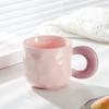 Taza de pareja de fufu de leche de alto valor de color con tapa cuchara contraste de color patrón de pellizco a mano orejas grandes taza de cerámica oficina hogar café