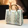 2026 Nuevo Bolso de Mano Retro Europeo y Americano con Patrón de Serpiente y Asa de Bambú, Bolso Tote de Alta Gama de Gran Capacidad para Mujer, Venta Directa del Fabricante