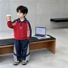 Roupa Infantil Masculina para Primavera e Outono Conjunto Listrado Color Block Bordado Estilo Coreano Conjunto Esportivo Duas Peças para Crianças Roupas de Bebê Estilosas