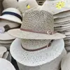 Chapéu de Palha Retrô Estilo Old Money com Recortes e Topo Plano para Mulheres, Novo Modelo de Verão para Passeios e Férias, Chapéu de Proteção Solar e Sombra, Chapéu de Palha Trançada
