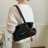 Bolsa de ombro leve e luxuosa em estilo retrô para mulheres, com grande capacidade, um novo design de 2026, um visual sofisticado e um estilo versátil adequado para o trajeto diário.