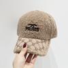 Gorra de béisbol de moda con letras bordadas estilo coreano para mujer, cálida para invierno, combinable con todo, que hace que el rostro se vea pequeño, con pedrería pequeña y piel de cordero