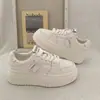 Zapatos Blancos de Suela Gruesa de Venta Caliente para Mujer Primavera y Otoño Estilo Hong Kong que Aumentan la Altura Nuevos 2026 Versátiles Casuales Deportivos Zapatos de Tabla de Nicho