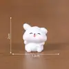 Fofa e feliz pequena estatueta de cachorro branco, perfeita para decorações DIY de casa de bonecas, enfeites de pendurar, paisagens em miniatura de mesa e pequenas peças decorativas