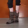 Botas de Motocicleta Verdes Cinza Dobráveis de Cano Médio Botas Ruched Emagrecedoras Chegada Nova Outono 2026 Botas de Cavaleiro com Fivela de Rebite Botas Femininas