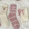 Meias de Lã Brancas Macias ~ Meias Fofas de Desenho Animado na Altura da Panturrilha para Mulheres, Engrossadas e Quentes, Meias Listradas Estilo College Ins