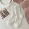 Meias de pelo de vison para mulheres, quentes e confortáveis para outono e inverno, prevenindo pés frios, meias para dormir com bordado de coração, forradas de fleece, atacado, meias versáteis para mulheres