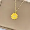 Luz colgante de flor de margarita amarilla con goteo de aceite transfronteriza europea y americana, collar de lujo para mujer, cadena para clavícula fresca de verano, no se desvanece