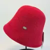 Nuevo sombrero tipo cubo de ala ancha con logo metálico estilo japonés para mujer, sombrero de pescador plegable sencillo y versátil para otoño e invierno, sombrero tipo cubo liso