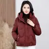 Novo Casaco de Algodão Moda Inverno para Mães de Meia-Idade, Jaqueta Curta de Algodão com Capuz Feminina, Casaco Acolchoado de Algodão com Gola Alta Espessa