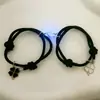 Um par de gadgets de desenho animado de fantasma do amor preto e branco pulseira para amantes corda de mão magnética luminosa de amor