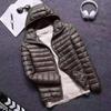 2022 nueva chaqueta ligera de plumón para hombre, acolchada de algodón, cuello alto, corta, talla grande, casual, con capucha, abrigo de moda, tendencia