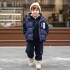 Conjunto de Inverno Espesso para Meninos Novo Modelo 2027 Roupas de Inverno Espessas para Crianças Jaqueta de Algodão Colete Conjunto Quente de Três Peças Moderno para Bebês