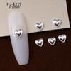 Nuevos accesorios de aleación para decoración de uñas con forma de corazón torcido tridimensional liso con diseño de amor hueco retro japonés