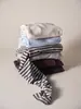 Top de capa base de manga larga de mezcla de cachemira de cuello alto con cuello con volantes, adecuado para usar como prenda interior o exterior.