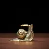 Antigo latão maciço puro caracol vaca girar Qiankun pet de chá ornamentos pequenos de mesa peso de papel coleção antiga alça