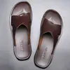 Novidade de Verão Estilo Novo Chinelos de Exterior para Homens, Couro Macio, Sandálias Masculinas Tendência Estilo Coreano, Chinelos Antiderrapantes, Calçados de Praia Masculinos