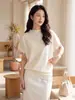 Suéter de malha fino para outono inicial para mulheres, com botões, gola alta, ombros caídos, mangas curtas, feito de lã merino + triacetato, estilo designer