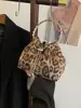 Bolso de mano con estampado de leopardo para mujer, nueva colección otoño/invierno 2026, bolso de cadena de moda retro de nicho, bolso de hombro, bolso cruzado