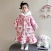 Pijama con capucha nuevo estilo de forro polar de coral engrosado para otoño e invierno de niñas, ropa de estar para niños